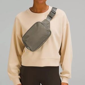 Lululemon Everywhere Belt Bag Large 2L - Gray Sage
